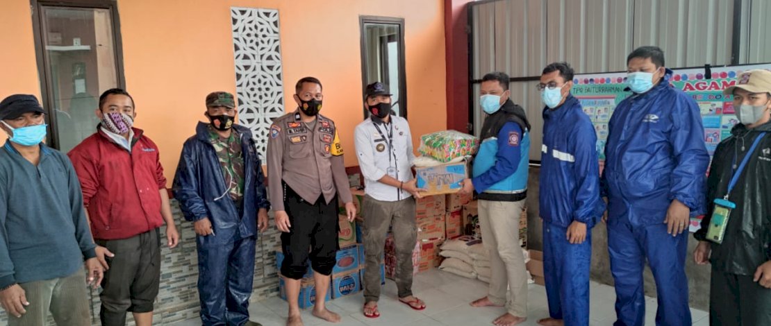 Suasana distribusi bantuan terhadap korban banjir di Gowa.