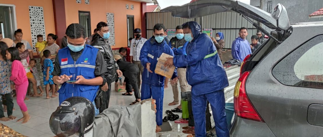 Suasana distribusi bantuan terhadap korban banjir di Gowa.