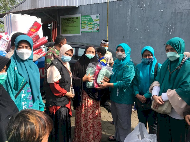 Wakil Ketua PKK Sulsel dan Dinsos Sigap Penyaluran Bantuan di Dua Titik Pengungsian di Makassar