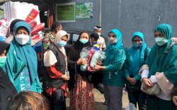 Wakil Ketua PKK Sulsel dan Dinsos Sigap Penyaluran Bantuan di Dua Titik Pengungsian di Makassar