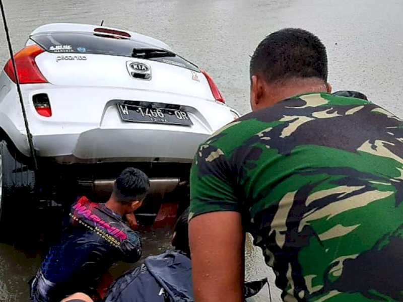 Hanya Butuh Waktu 30 Menit, Marinir Di Makassar Berhasil Angkat Mobil Warga Yang Tenggelam Karena Banjir