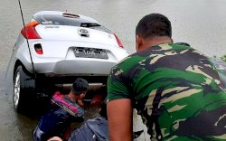 Hanya Butuh Waktu 30 Menit, Marinir Di Makassar Berhasil Angkat Mobil Warga Yang Tenggelam Karena Banjir