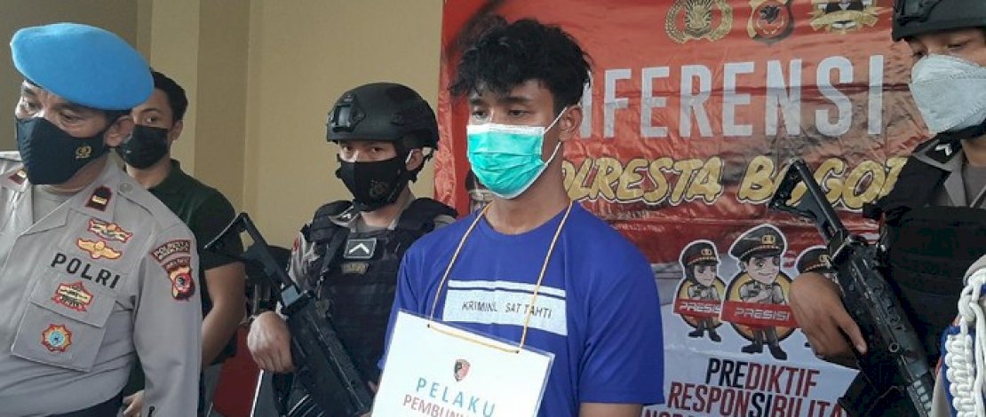Rian (baju biru) si pembunuh berantai. (Sumber foto: Detik)