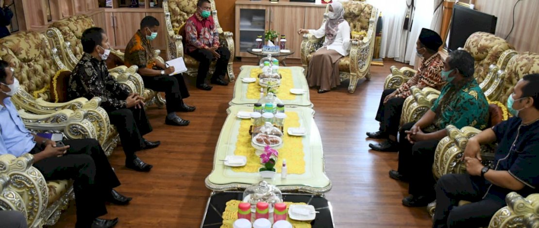 Bupati Lutra, Indah Putri Indriani saat bertemu dengan Kepala Cabang Dinas Pendidikan Wilayah XII Sulawesi Selatan, (Kabupaten Luwu dan Utara Luwu Timur) Muhammad Arafah.