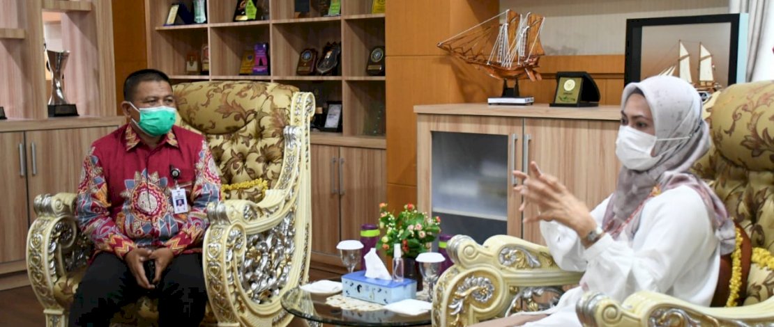 Bupati Lutra, Indah Putri Indriani saat bertemu dengan Kepala Cabang Dinas Pendidikan Wilayah XII Sulawesi Selatan, (Kabupaten Luwu dan Utara Luwu Timur) Muhammad Arafah.