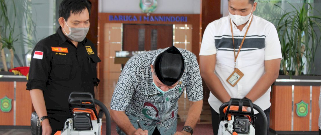 Bantuan mesin chain saw dari Bank Sulselbar kepada Pemkab Takalar. 