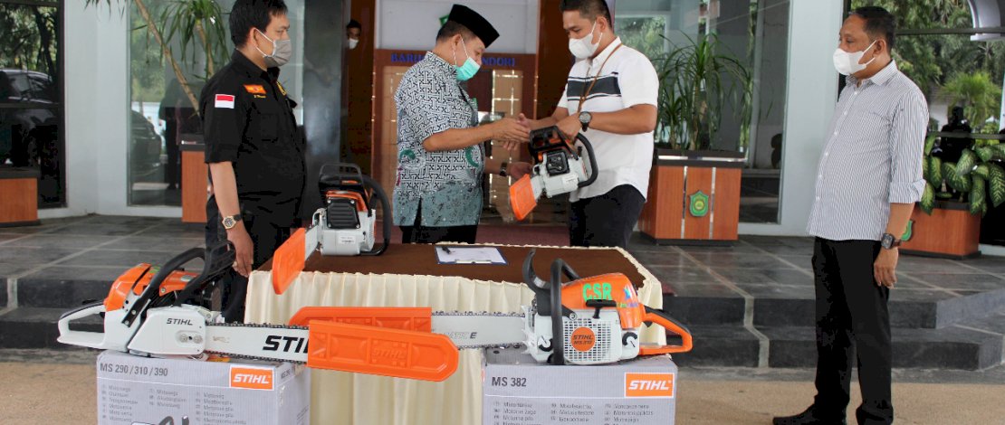 Bantuan mesin chain saw dari Bank Sulselbar kepada Pemkab Takalar. 