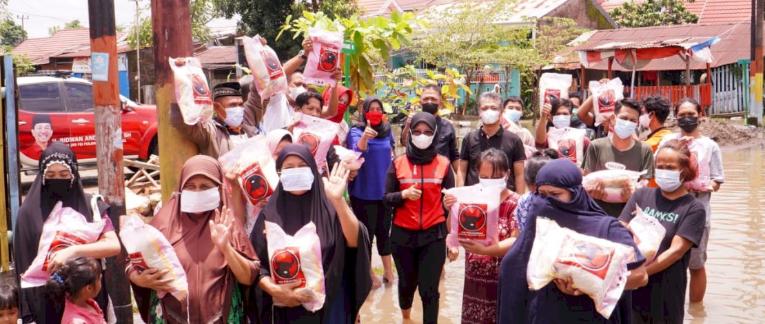 PDI Perjuangan Sulsel Bantu Korban Banjir di Kota Makassar
