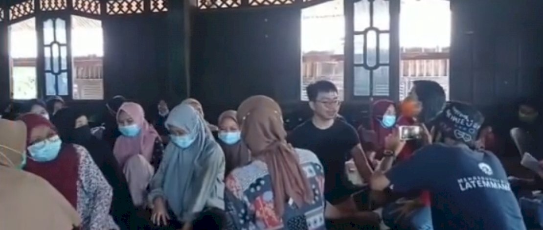 Suasana Diklat Jurnalistik yang digelar Himaprodi PBSI Dema JBSI FBS UNM periode 2020-2021 di Rumah Adat Wajo, Benteng Somba Opu, Gowa. 