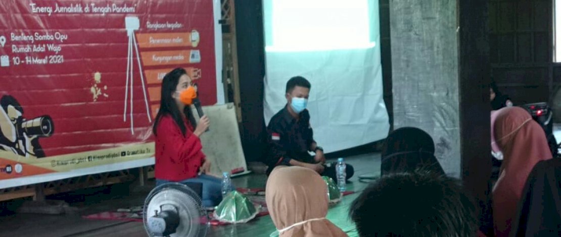 Suasana Diklat Jurnalistik yang digelar Himaprodi PBSI Dema JBSI FBS UNM periode 2020-2021 di Rumah Adat Wajo, Benteng Somba Opu, Gowa. 