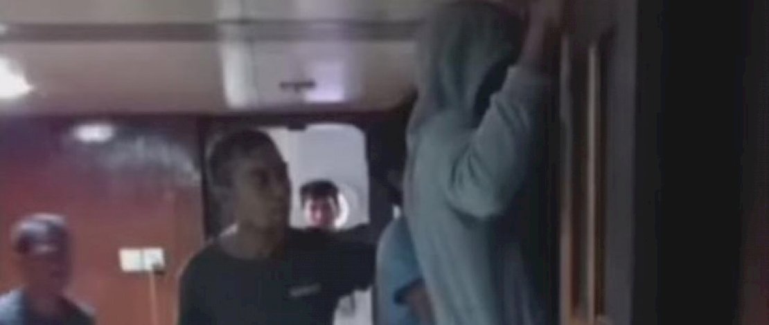 Beberapa ABK mengintip di kamar kapten mereka yang sedang mencabuli seorang mahasiswi magang.