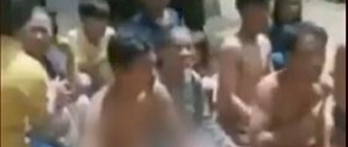 Ritual mandi bugil penganut ajaran Hakekok. 