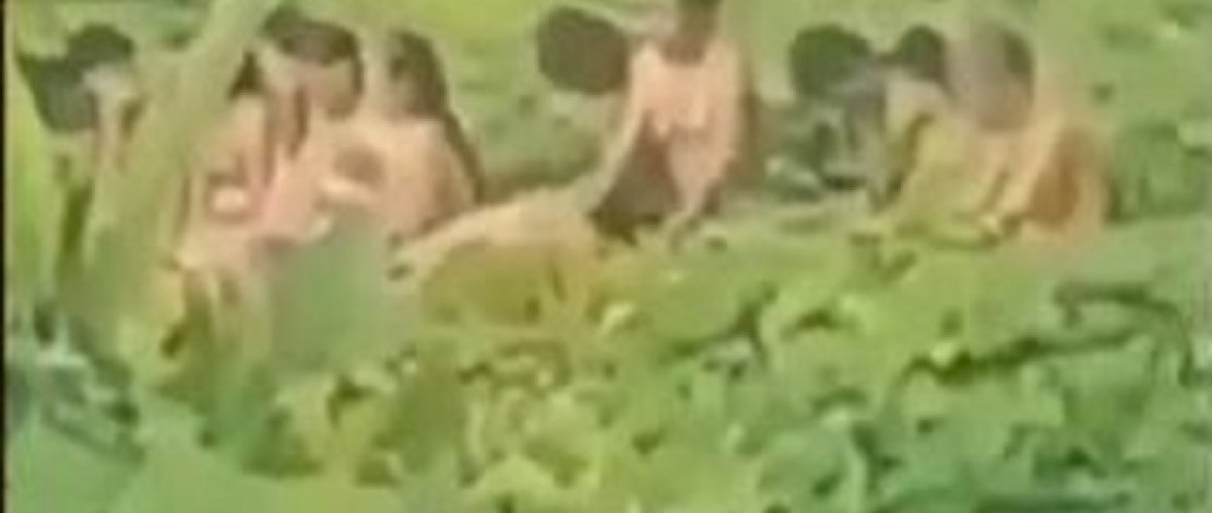 Ritual mandi bugil penganut ajaran Hakekok. 