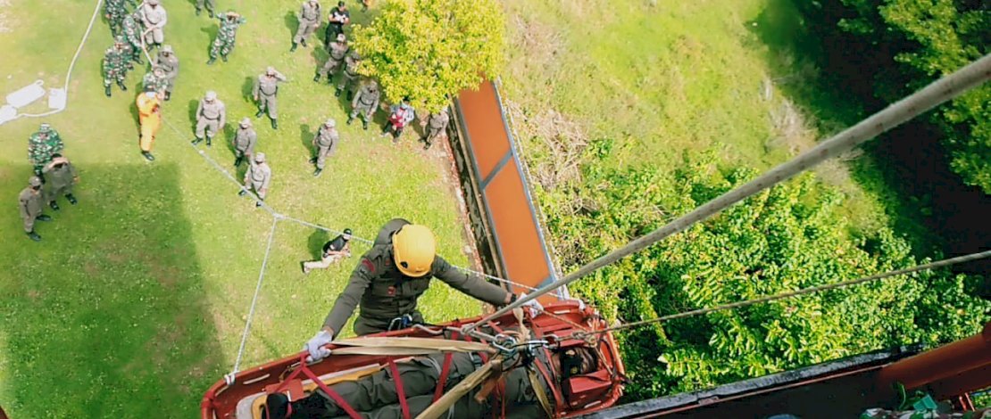 Tampak seluruh peserta sangat kompak melakukan latihan Vertical Rescue ( penyelamat korban dari tebing ) di tower kantor Basarnas Bone.
