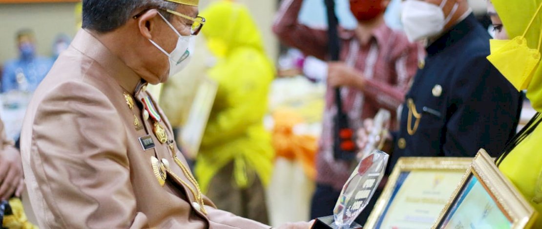 wali Kota Parepare, Taufan Pawe saat menyerahkan penghargaan kepada Dokter Renny.