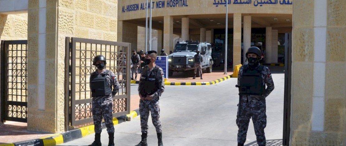 Keamanan ditingkatkan di rumah sakit pemerintah di Salt setelah kematian tersebut. (Reuters)