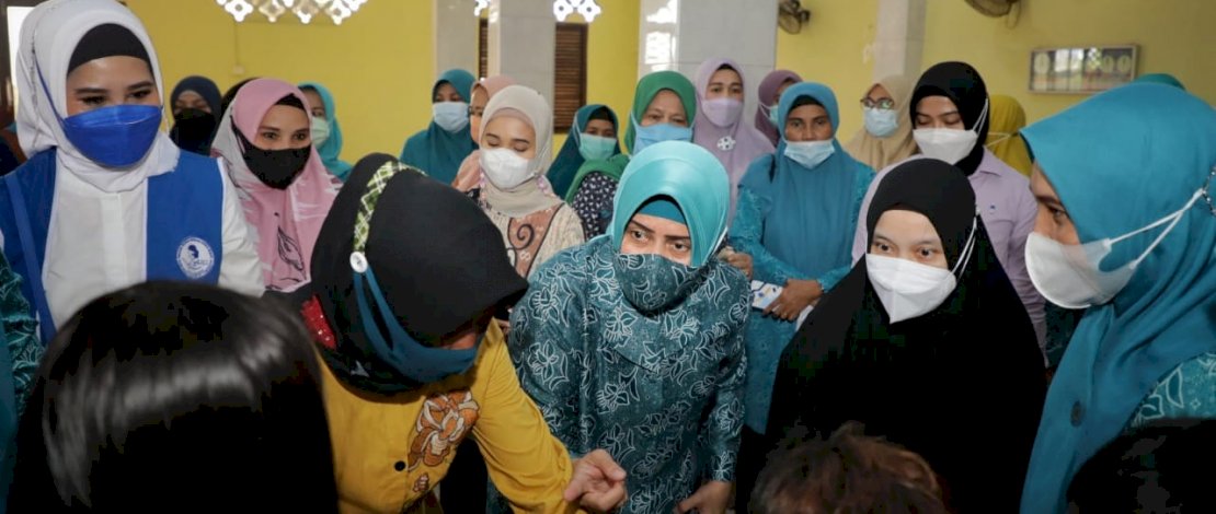 Kolaborasi, TP PKK Sulsel dan TP PKK Makassar Salurkan Bantuan Bagi Korban Banjir