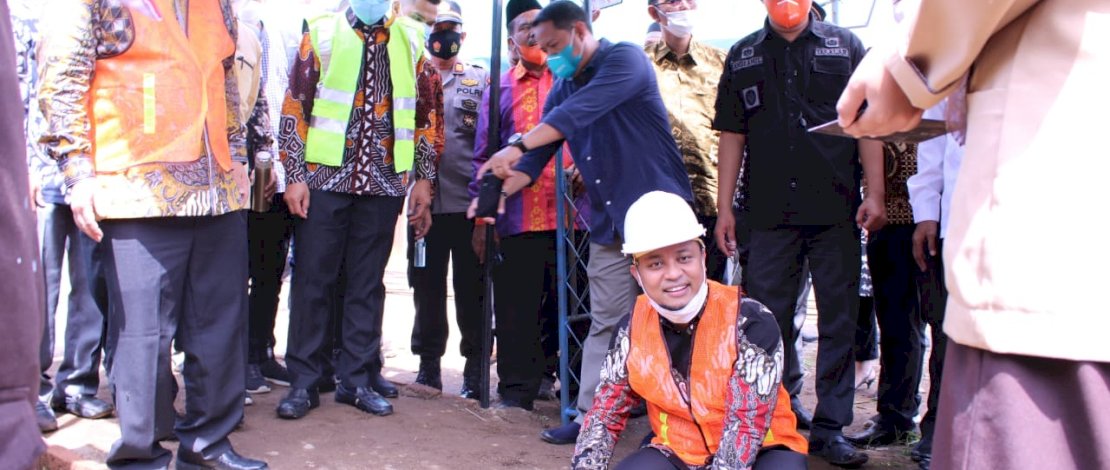 Plt Gubernur Sulsel, Andi Sudirman Sulaiman, saat peletakan batu pertama Ponpes Mahyajatul Qurra.
