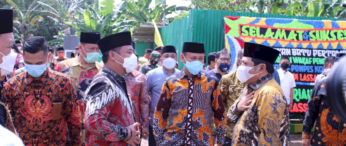 Plt Gubernur Sulsel, Andi Sudirman Sulaiman, saat peletakan batu pertama Ponpes Mahyajatul Qurra.