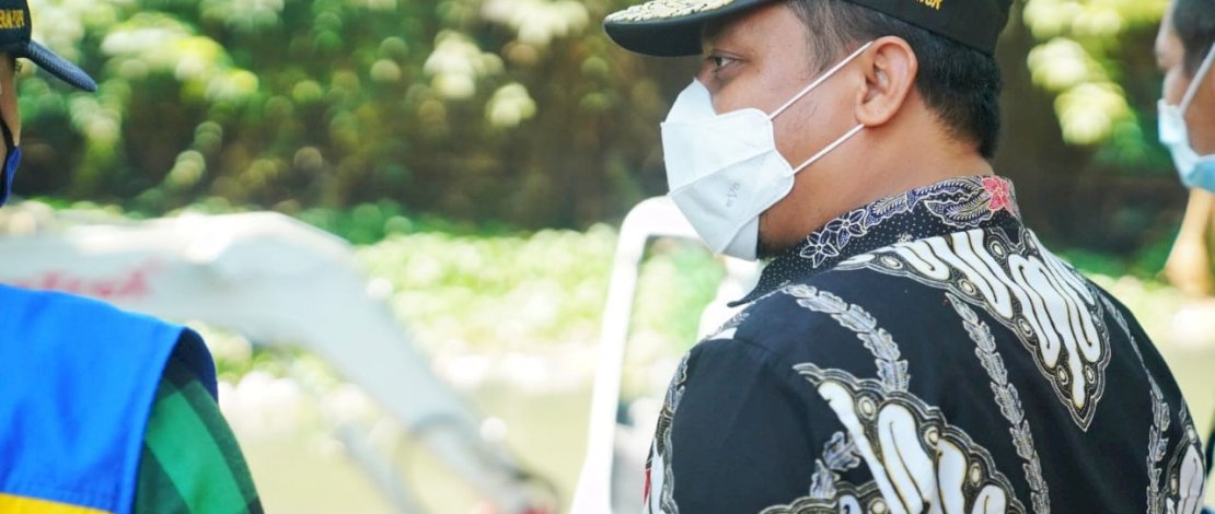 PLT Gubernur Sulawesi Selatan Andi Sudirman Sulaiman bersama dengan Balai Besar Wilayah Sungai (BBWS) Pompengan Jeneberang, meninjau pengerukan Sungai Balangturungang Daya, di Jalan Perintis Kemerdekaan