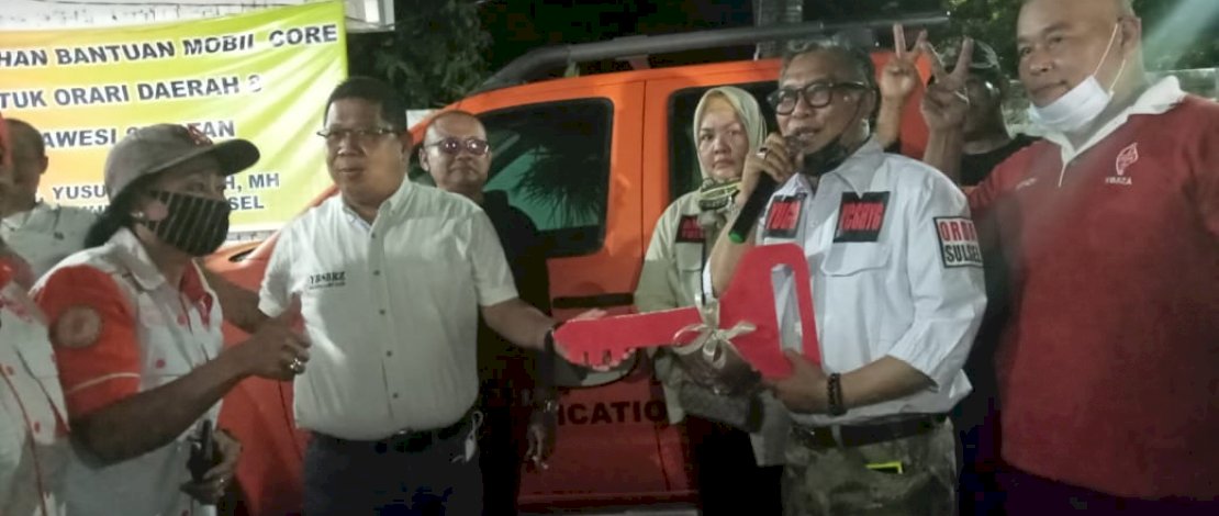 Yusuf Gunco saat menyerahkan mobil core untuk pengurus Orari daerah 8 Sulsel.