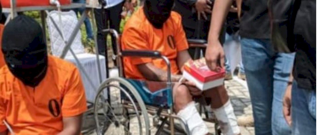 Pengedar duduk di kursi roda usai dilumpuhkan dengan timah panas. (Sumber: Riauonline)