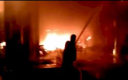 Ledakan Api Pabrik Springbed di Kima Makassar Rubuhkan Atap dan Dinding