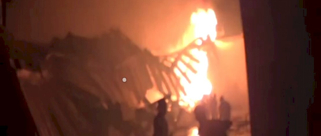 Suasana kebakaran pabrik springbed di Jl Kima 10, Makassar.