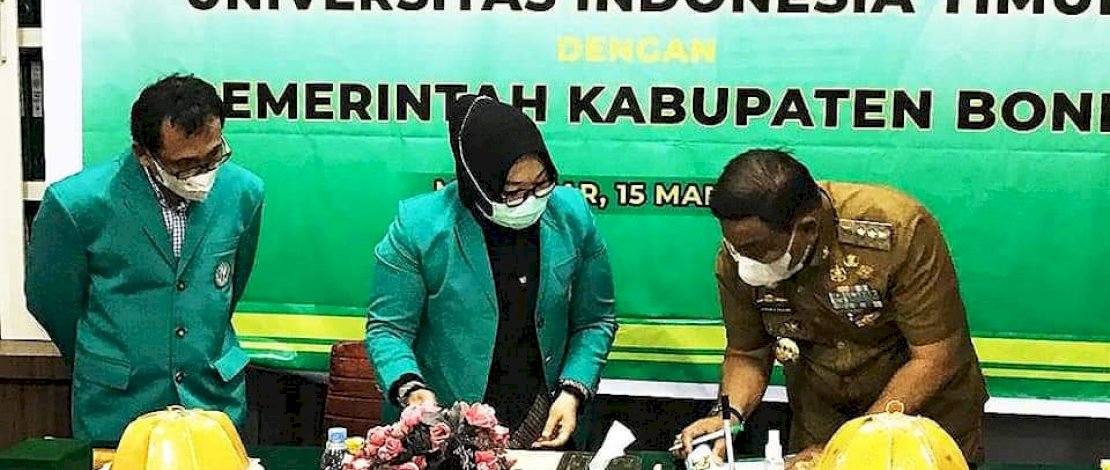 Penandatanganan MoU UIT-Pemkab Bone.