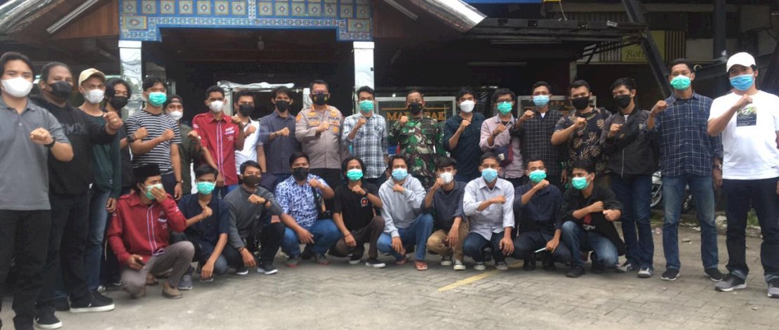 Suasana silaturahmi Kapolrestabes Makassar dengan sejumlah mahasiswa.