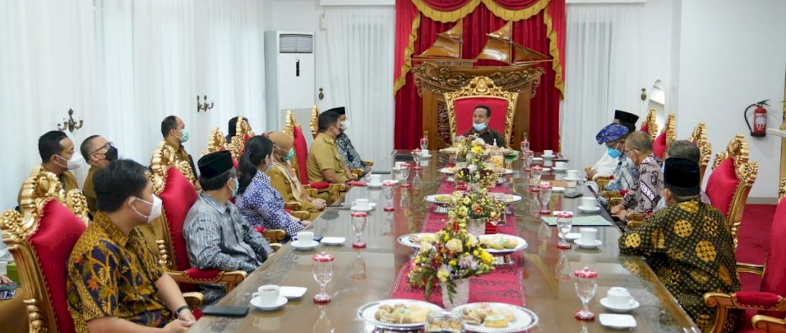 Plt Gubernur Sulsel, Andi Sudirman Sulaiman saat menerima pengurus FKUB Sulsel.