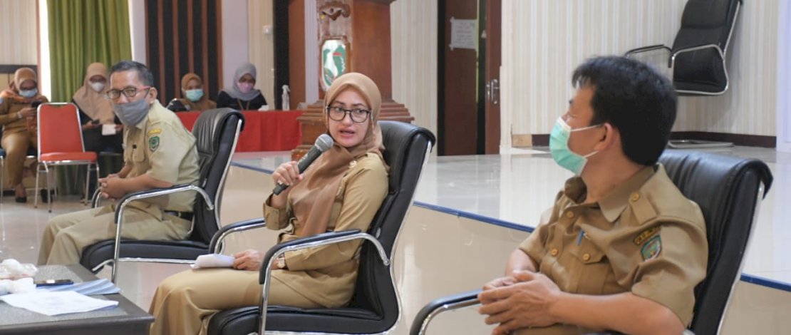 Bupati Luwu Utara, Indah Putri Indriani saat membuka orientasi panitia pemilihan kepala desa, dalam penyelenggaraan pemilihan kepala desa serentak tahun 2021 yang digelar Dinas Pemberdayaan Masyarakat Desa Kabupaten Luwu Utara, Selasa (16/3/2021).