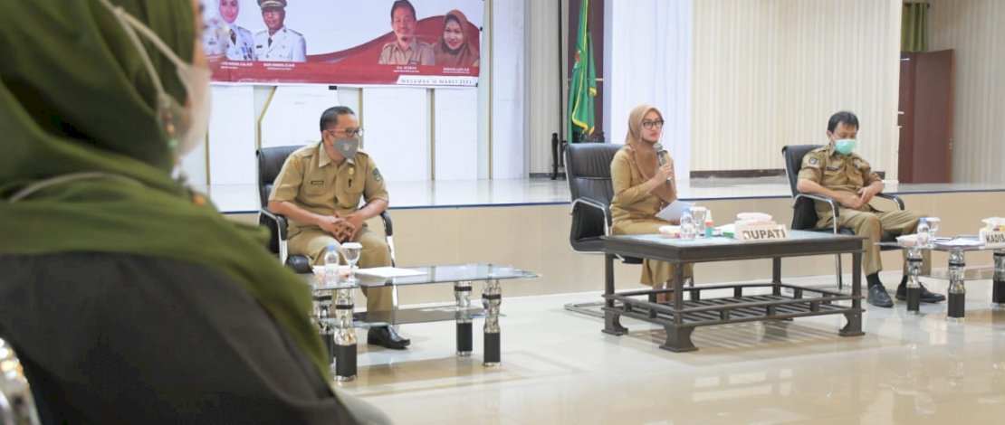 Bupati Luwu Utara, Indah Putri Indriani saat membuka orientasi panitia pemilihan kepala desa, dalam penyelenggaraan pemilihan kepala desa serentak tahun 2021 yang digelar Dinas Pemberdayaan Masyarakat Desa Kabupaten Luwu Utara, Selasa (16/3/2021).