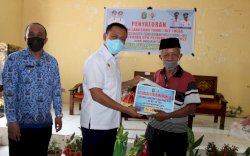 Bupati Takalar Bagikan Sapi di Pa'rapunganta, Kades: Sudah 100 Sapi Terbagi di Sini