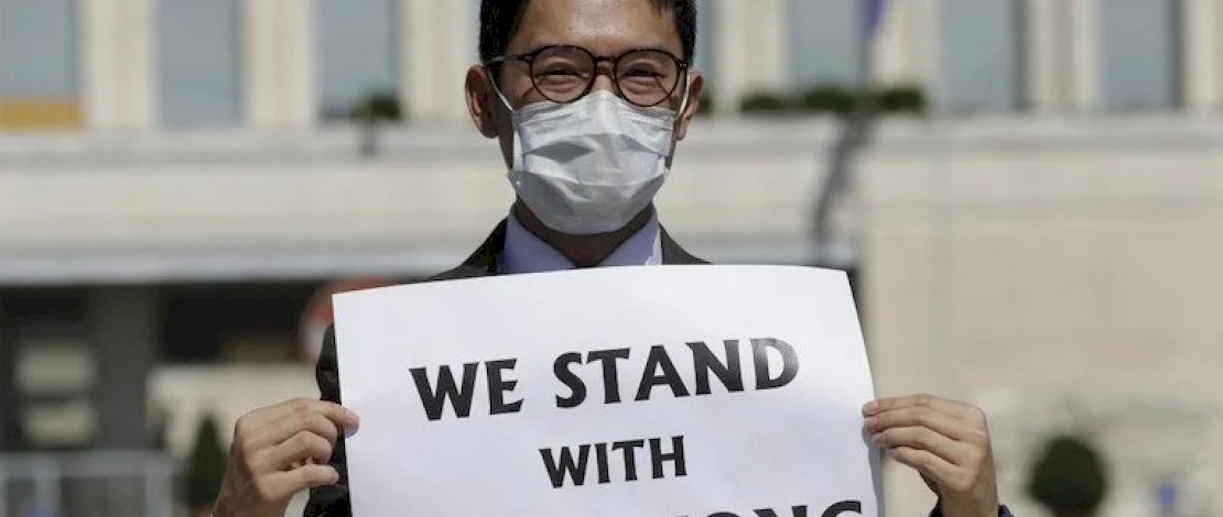 Aktivis Hong Kong Nathan Law mengambil bagian dalam protes saat pertemuan Menteri Luar Negeri China Wang Yi dengan Menteri Luar Negeri Italia Luigi Di Maio, di Roma pada 25 Agustus 2020. (AP)