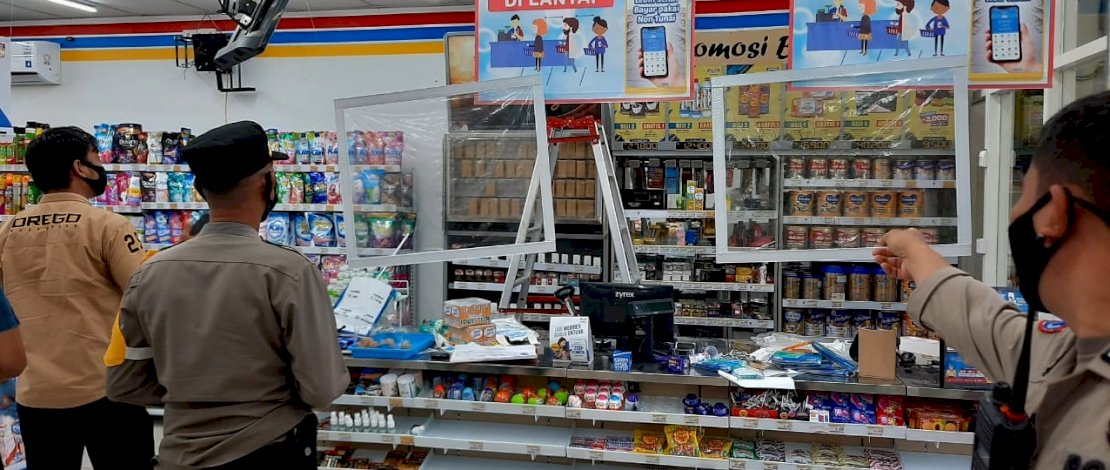 Petugas Satreskrim Polres Pangkep, saat melakukan olah TKP pembobolan minimarket di Pangkep.