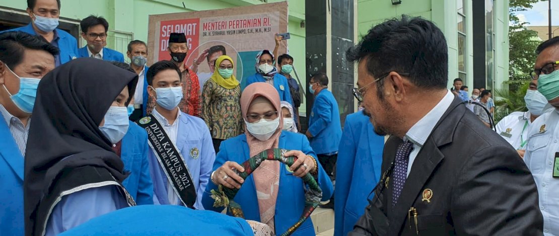 Rektor UIM, Dr Hj Majdah M Zain menyambut Menteri Pertanian RI, H Syahrul Yasin Limpo.