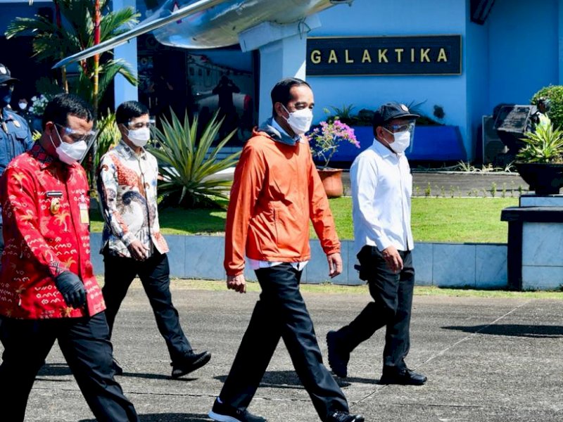 Sambut Jokowi di Pangkalan TNI AU Sultan Hasanuddin, Plt Gubernur Kenakan Batik Lontara