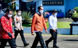 Sambut Jokowi di Pangkalan TNI AU Sultan Hasanuddin, Plt Gubernur Kenakan Batik Lontara