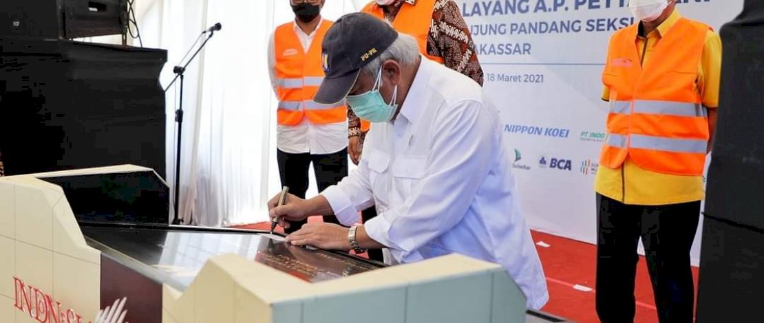 Moh Ramdhan Pomanto saat mendampingi Menteri PUPR Basuki Hadimuljono meresmikan jalan tol layang AP Pettarani, Makassar.