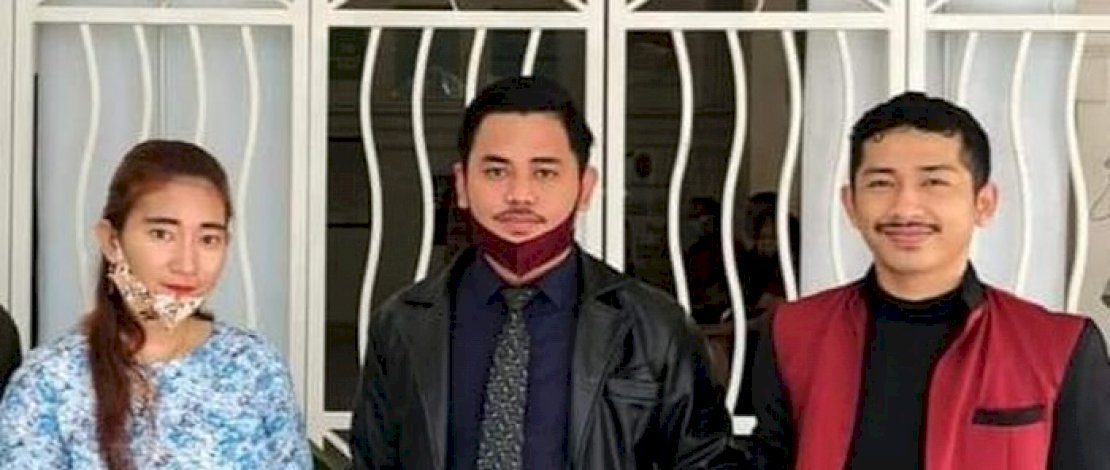 Hilda Djamrin (kiri), bersama kuasa hukumnya.