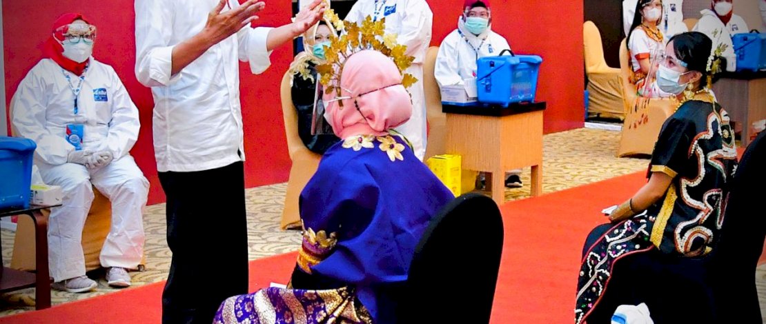 Presiden Jokowi saat mengunjungi vaksinasi massal di Hotel Dalton Makassar, Kamis, 18 Maret 2021. Presiden Jokowi saat mengunjungi vaksinasi massal di Hotel Dalton Makassar, Kamis, 18 Maret 2021.
