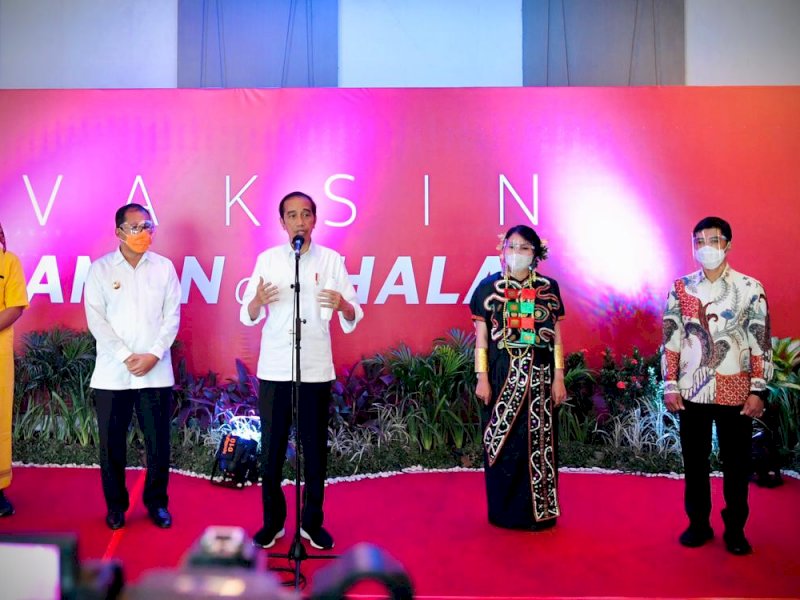 Bersama Plt Gubernur Sulsel, dan Wali Kota Makassar Presiden Jokowi Tinjau Vaksinasi Massal 500 Guru