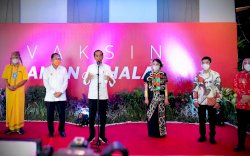 Bersama Plt Gubernur Sulsel, dan Wali Kota Makassar Presiden Jokowi Tinjau Vaksinasi Massal 500 Guru