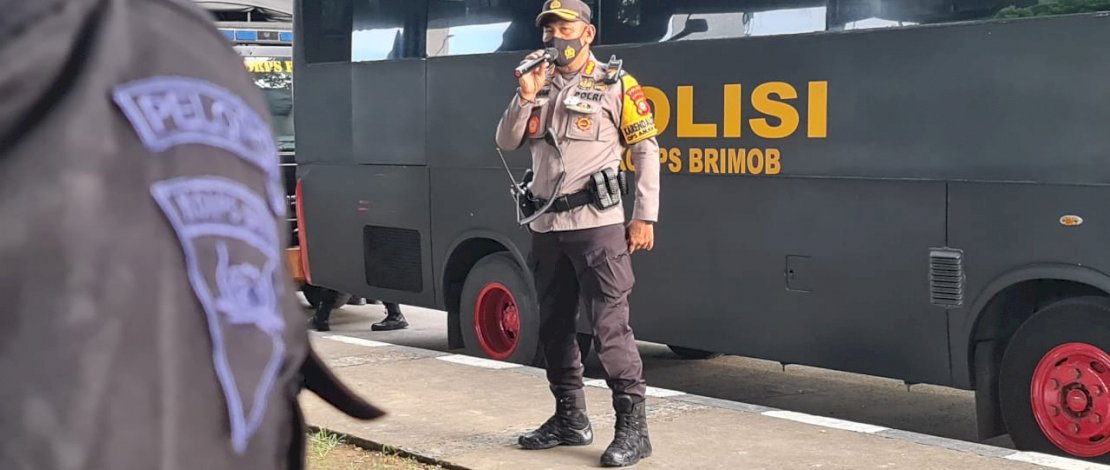 Karo Ops Polda Sulsel, Kombes Pol Adeni Muhan memantau personel.