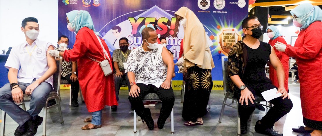 Tampak Ketua PHRI Sulsel, Anggiat Sinaga (tengah) mengikuti vaksinasi Covid-19 untuk karyawan hotel dan restoran yang dihelat PHRI Sulsel di Pipo, Jumat, 19 Maret 2021.