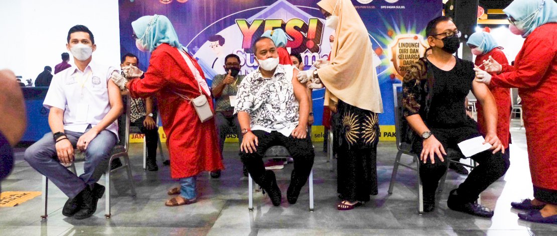 Tampak Ketua PHRI Sulsel, Anggiat Sinaga (tengah) mengikuti vaksinasi Covid-19 untuk karyawan hotel dan restoran yang dihelat PHRI Sulsel di Pipo, Jumat, 19 Maret 2021.