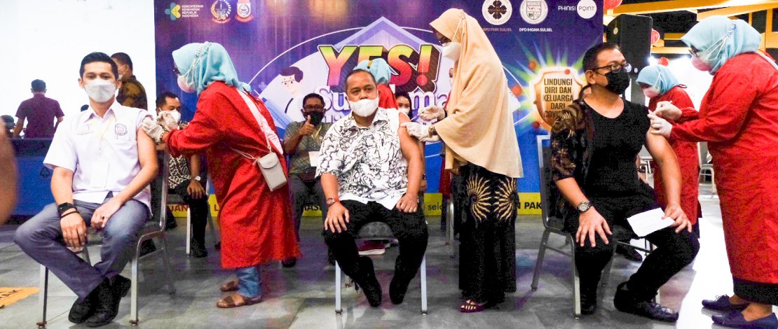 Tampak Ketua PHRI Sulsel, Anggiat Sinaga (tengah) mengikuti vaksinasi Covid-19 untuk karyawan hotel dan restoran yang dihelat PHRI Sulsel di Pipo, Jumat, 19 Maret 2021.