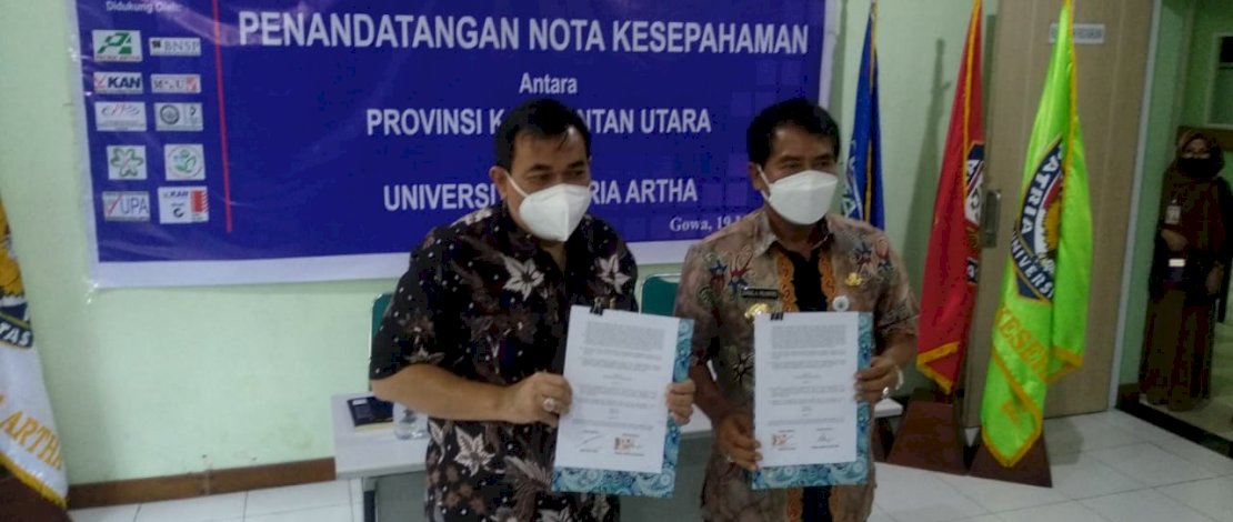 TANDATANGANI MOU. Gubernur Kalimantan Utara, Zainal Arifin Paliwang, dan Rektor Universitas Patria Artha, Bastian Lubis, usai penandatanganan MoU, di Kampus Patria Artha, Jumat, 19 Maret 2021.