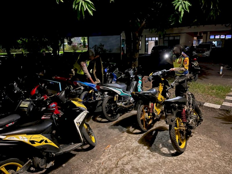 Bubarkan Balap Liar, Satlantas Polres Pinrang Amankan 21 Sepeda Motor